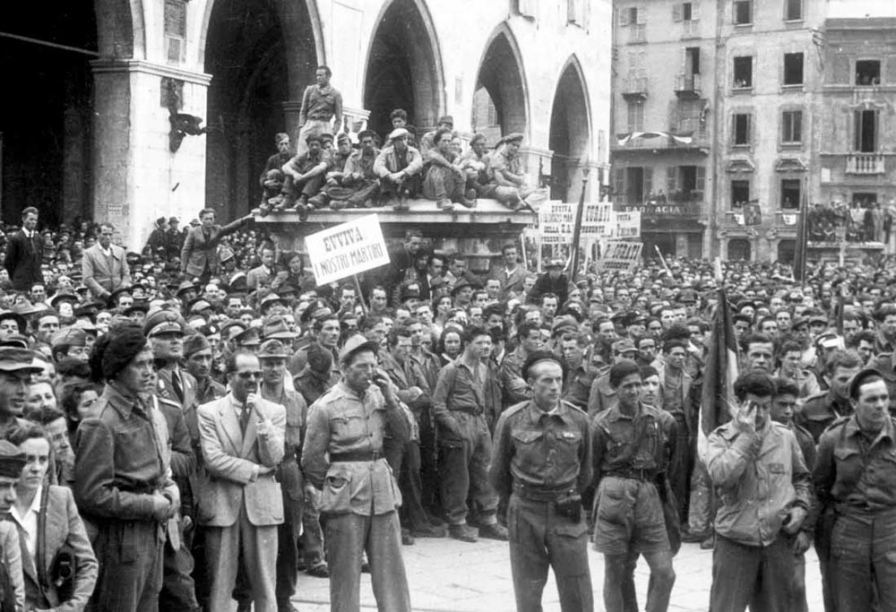 Fig. 2. Piacenza, 5 maggio 1945. Sfilata della smobilitazione [Archivio Anpi Piacenza, Fondo Comando Unico]. 